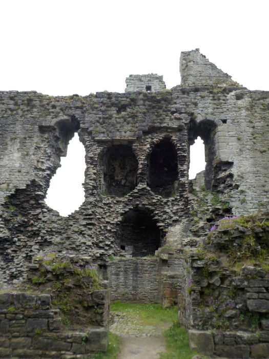 a-face-in-the-walls-of-middleham-castle