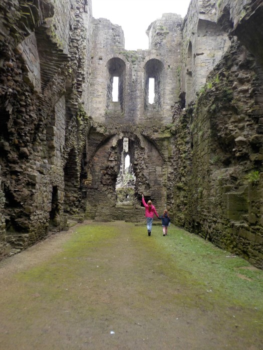 grand-old-rooms-to-explore-at-middleham-castle