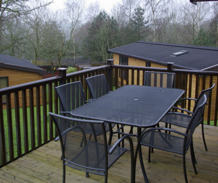 Outdoor dining at Sandybrook Country Park